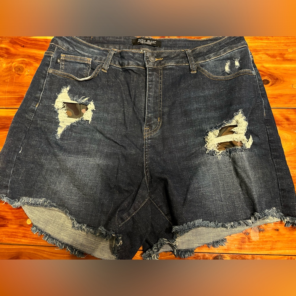 Judy Blue dark wash camo patch shorts sz 2X